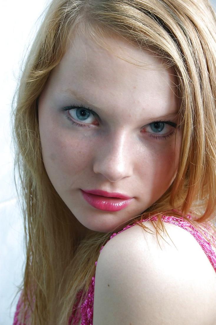 10P Die schlanke blonde Marta posiert in einem Badezimmer