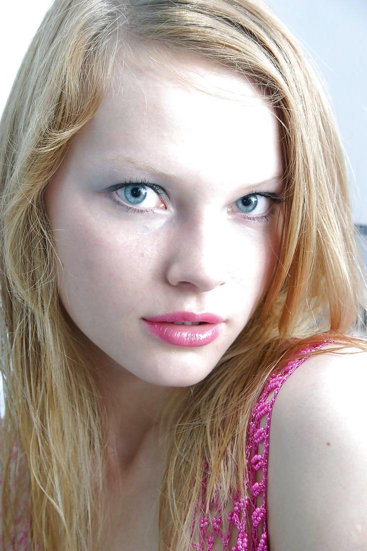10P Die schlanke blonde Marta posiert in einem Badezimmer