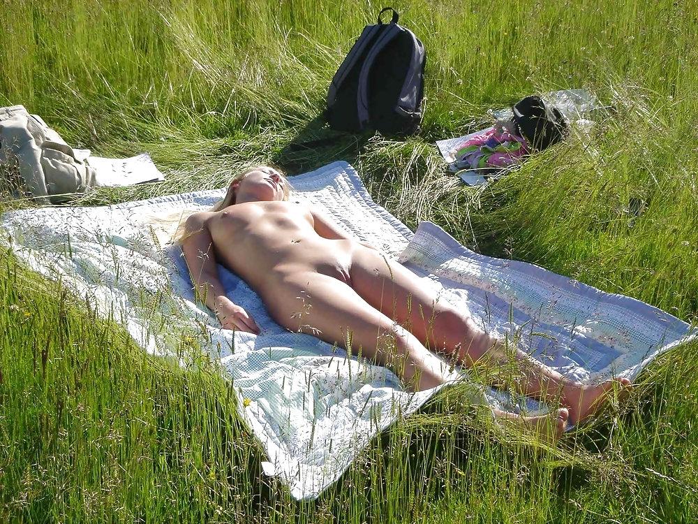 10P TheSandfly Totally Naked, Totally Public!