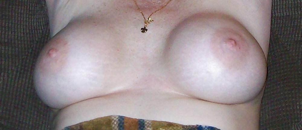 22P Wife showing off her puss and tits