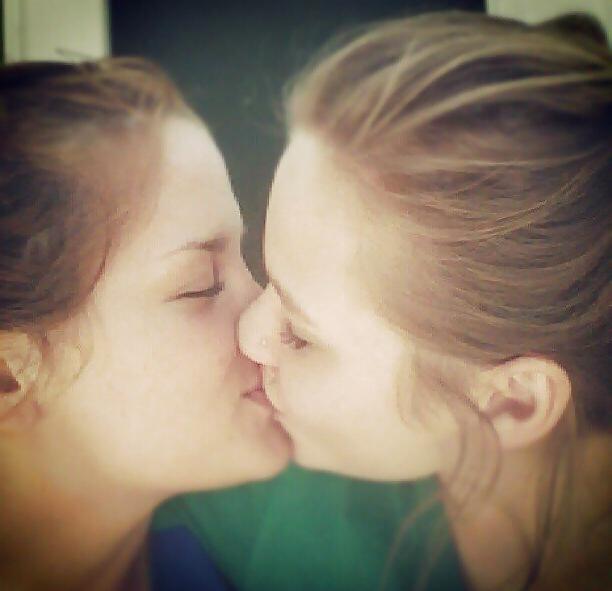 17P Bi and lesbian girls play 