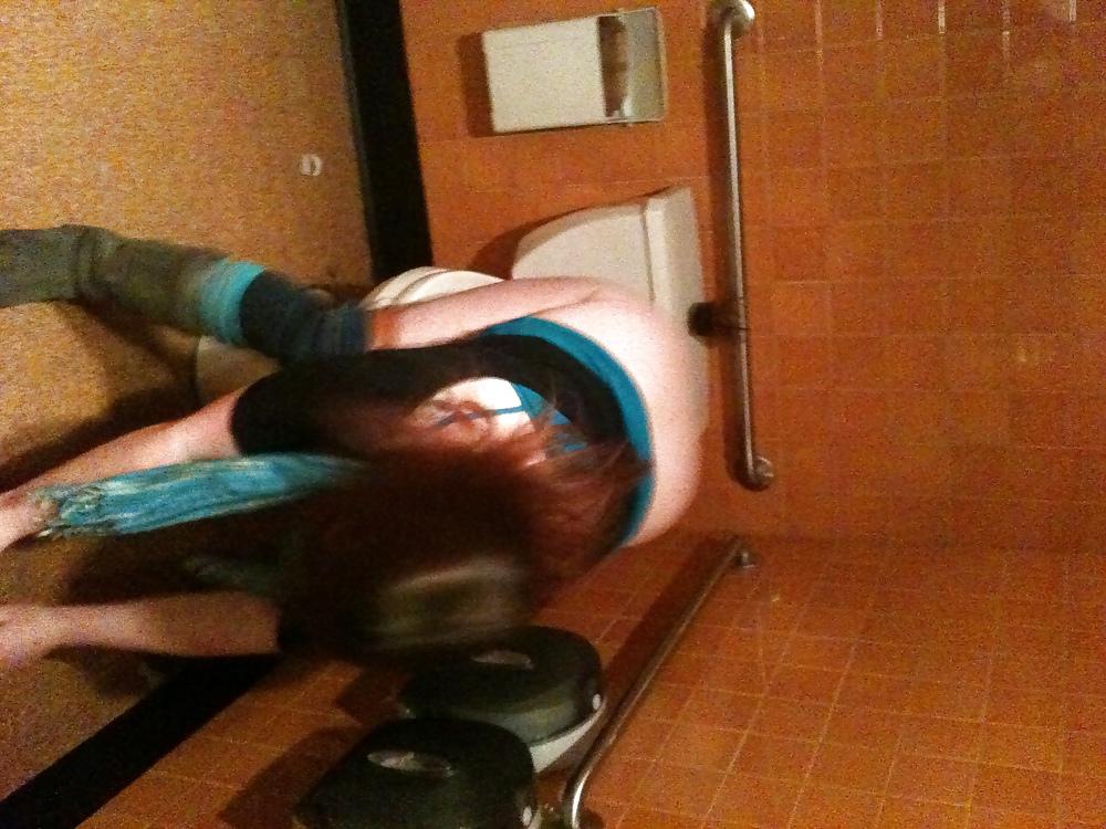 5P Ex GF in Bathroom Self Pics with friends