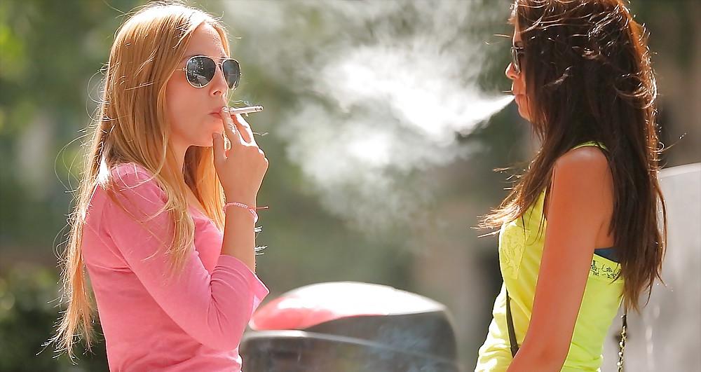 25P Glamour Smoking: Lucy