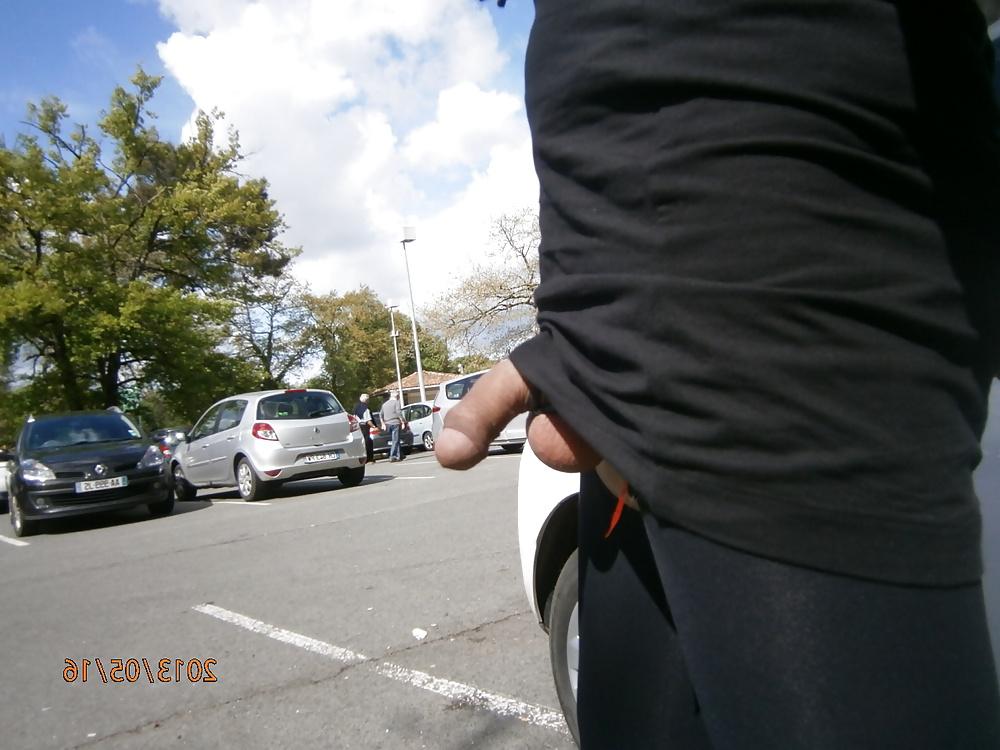 9P Masturbation en public flascock exhib