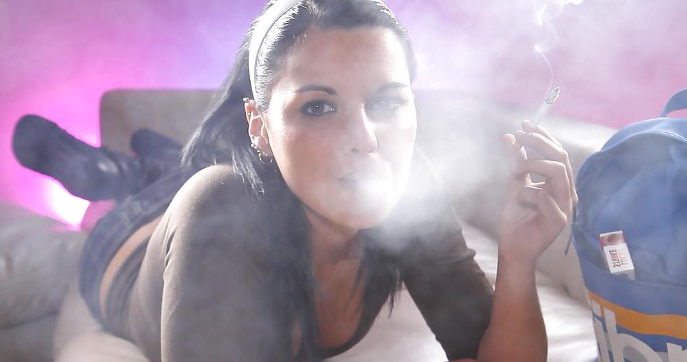 25P Glamour Smoking: Sara
