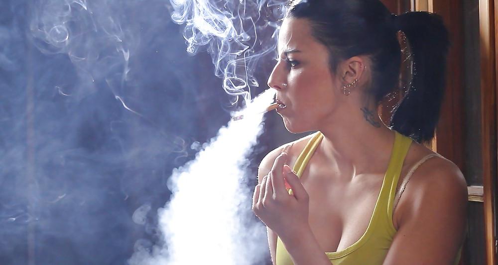 25P Glamour Smoking: Sara