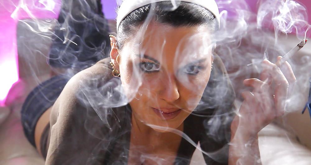 25P Glamour Smoking: Sara