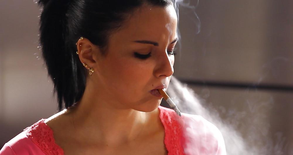 25P Glamour Smoking: Sara