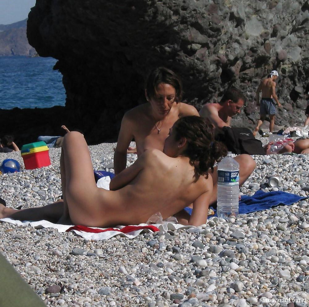 25P Nude Beach Girls