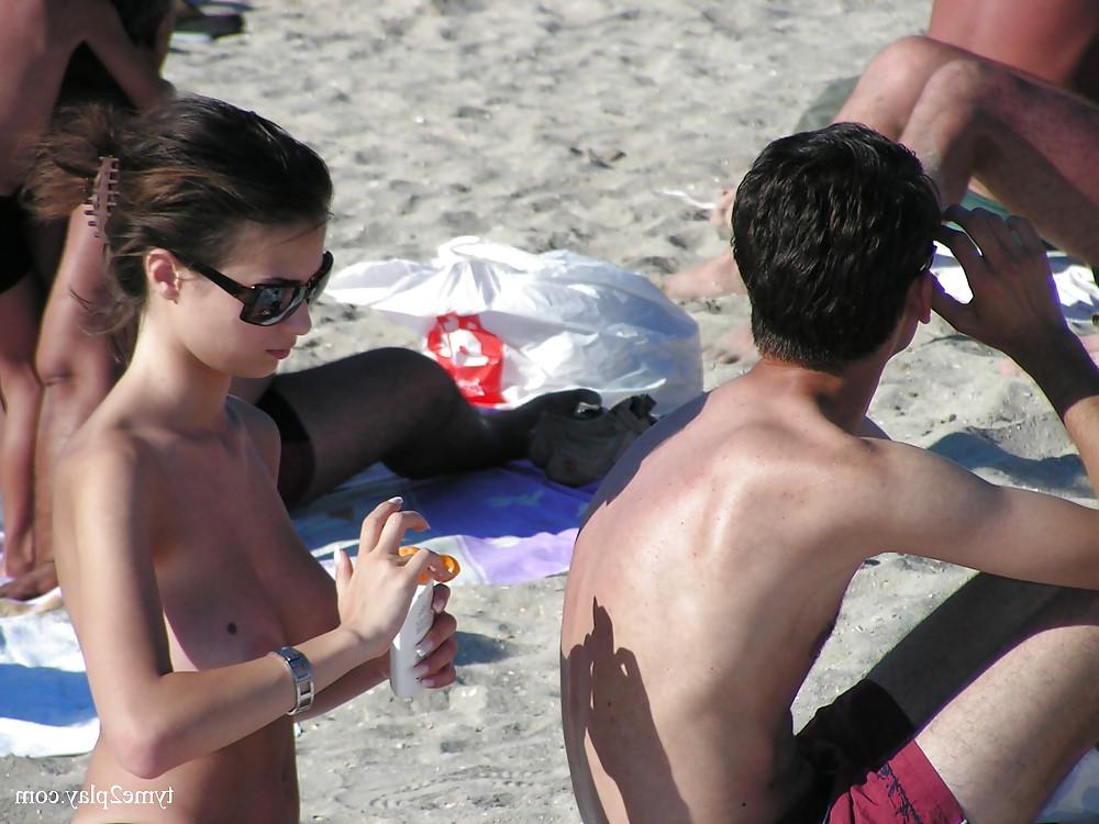 25P Summer Girls - Topless Beach
