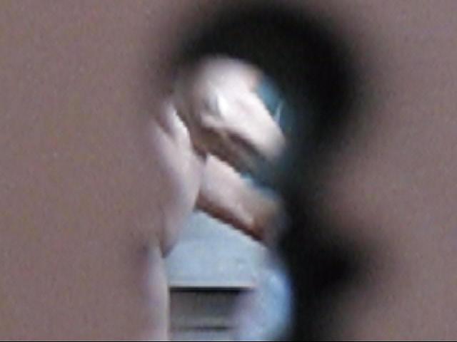 25P French mature in bathroom - key hole