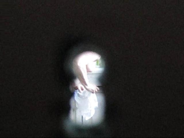 25P French mature in bathroom - key hole