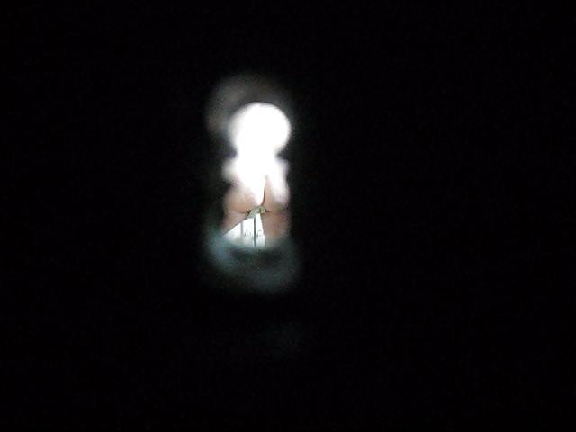 25P French mature in bathroom - key hole