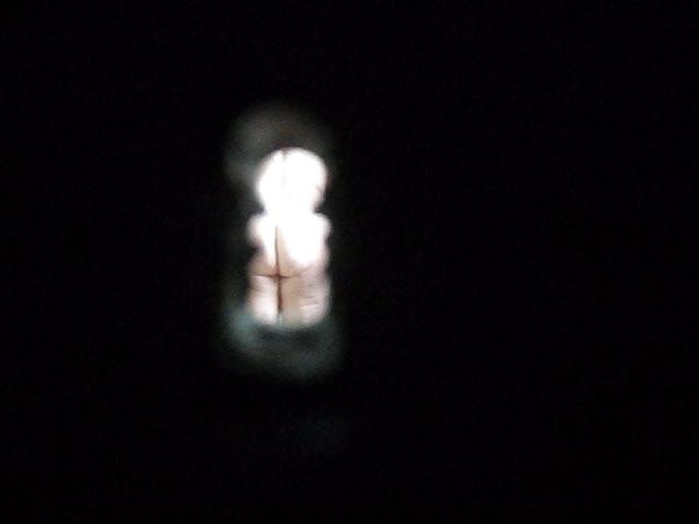 25P French mature in bathroom - key hole