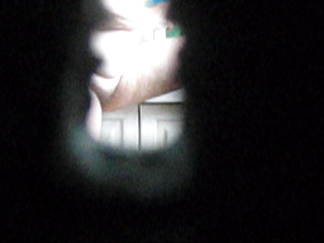 25P French mature in bathroom - key hole