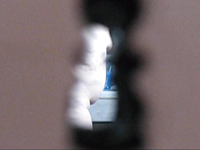 25P French mature in bathroom - key hole