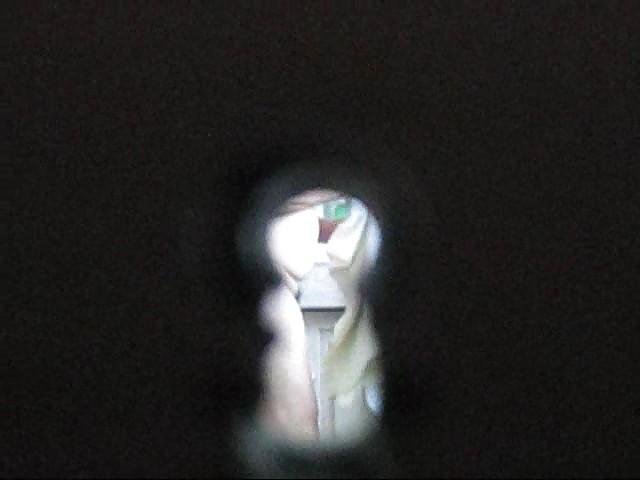 25P French mature in bathroom - key hole