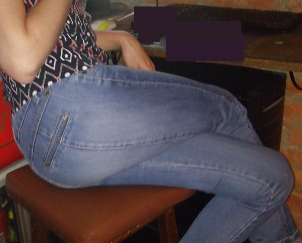 17P Great legs and ass in jeans