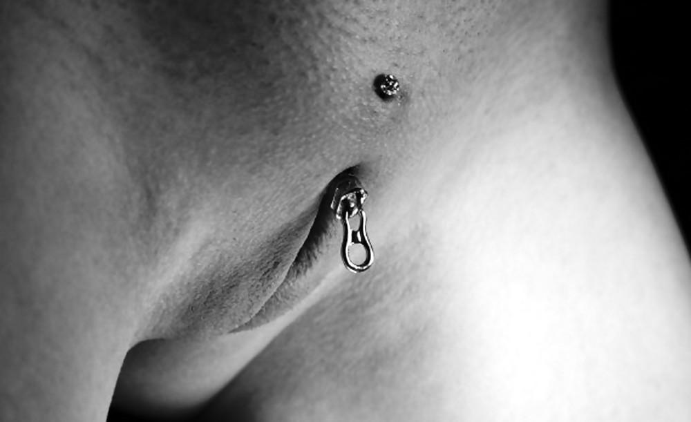 25P Black & white porn art