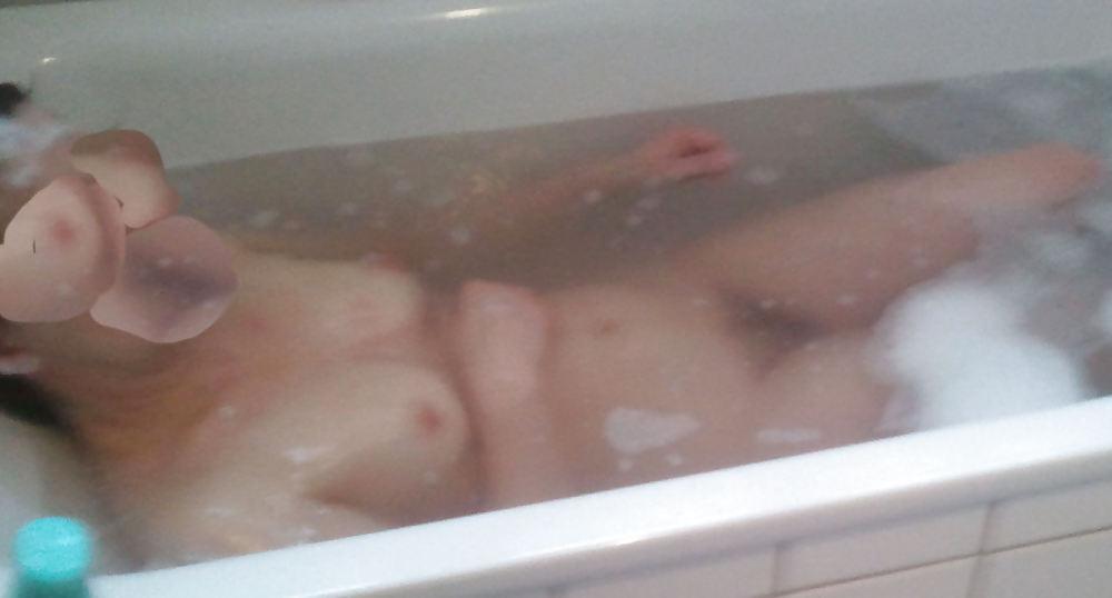 16P Hairy amateur gf caught bathing in bathtube hidden voyeur