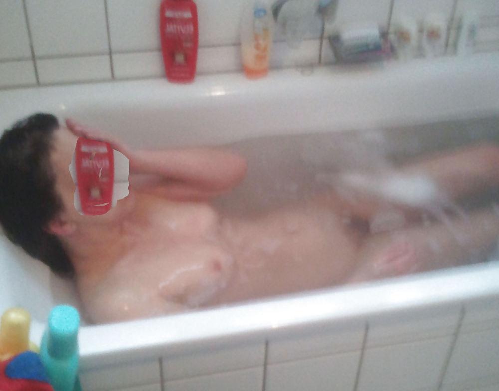 16P Hairy amateur gf caught bathing in bathtube hidden voyeur