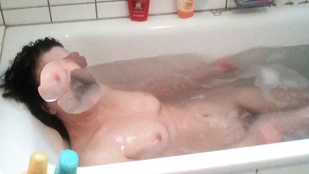 16P Hairy amateur gf caught bathing in bathtube hidden voyeur