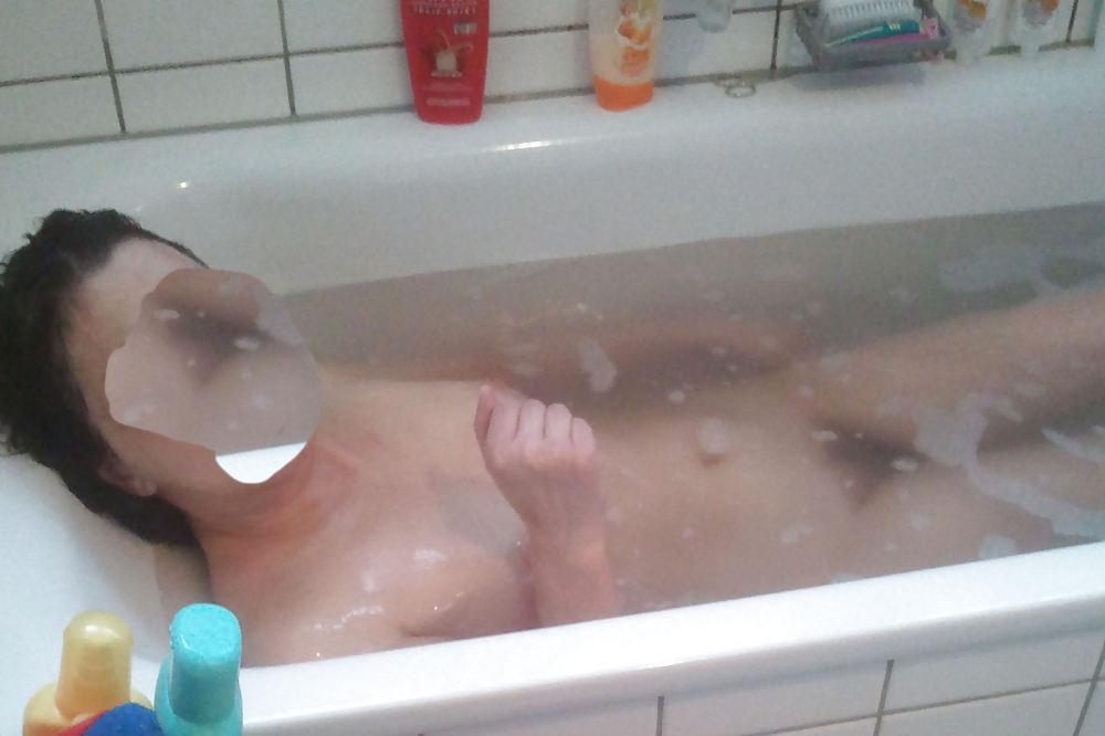 16P Hairy amateur gf caught bathing in bathtube hidden voyeur