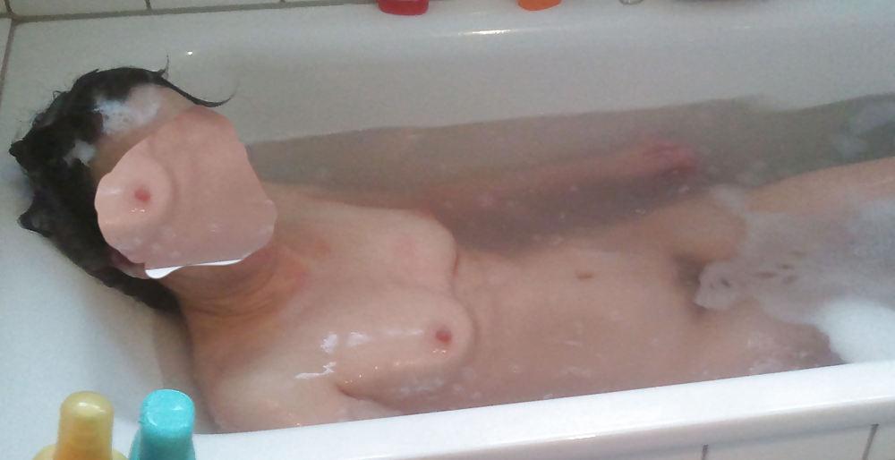16P Hairy amateur gf caught bathing in bathtube hidden voyeur