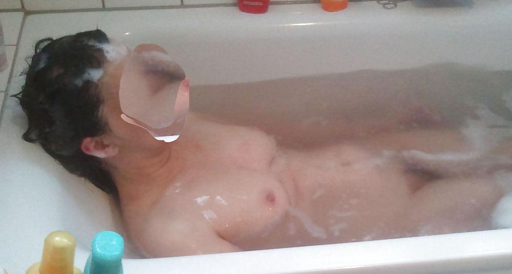 16P Hairy amateur gf caught bathing in bathtube hidden voyeur