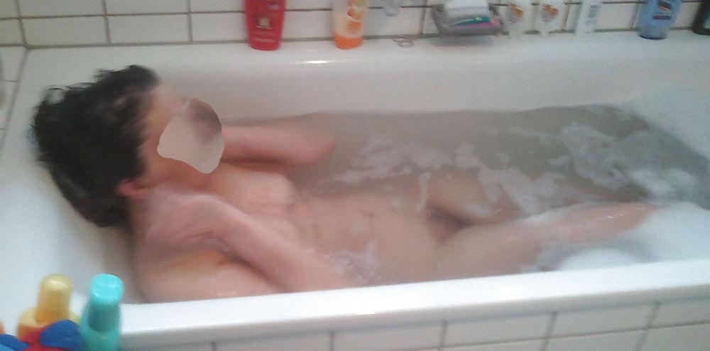 16P Hairy amateur gf caught bathing in bathtube hidden voyeur