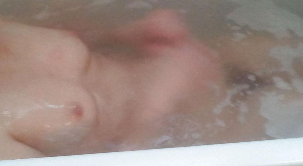 16P Hairy amateur gf caught bathing in bathtube hidden voyeur