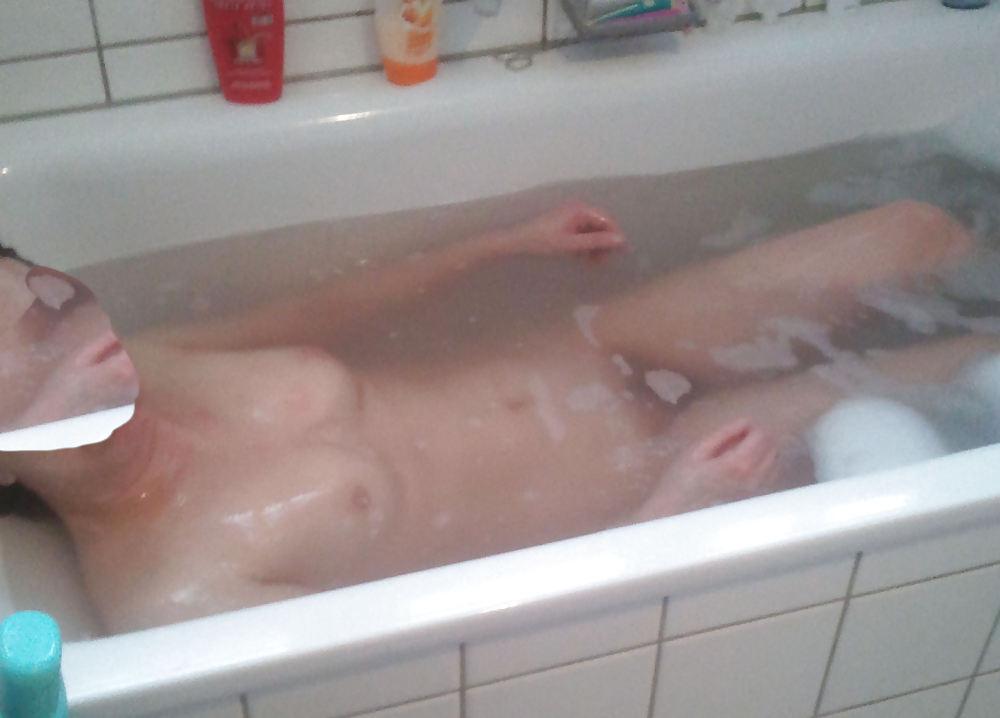 16P Hairy amateur gf caught bathing in bathtube hidden voyeur