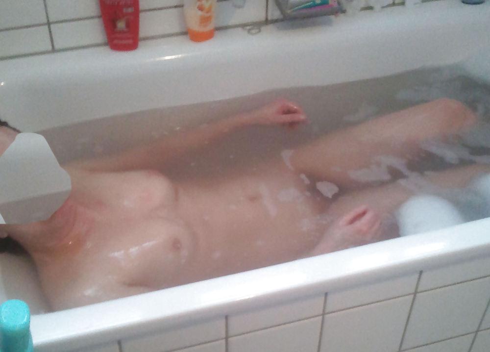 16P Hairy amateur gf caught bathing in bathtube hidden voyeur