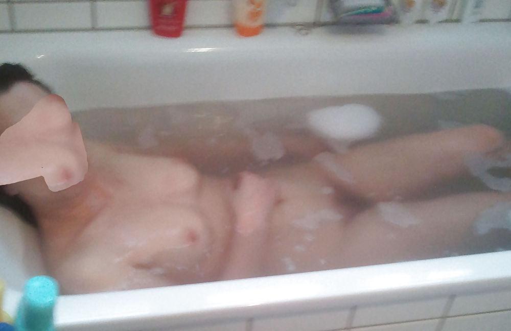 16P Hairy amateur gf caught bathing in bathtube hidden voyeur
