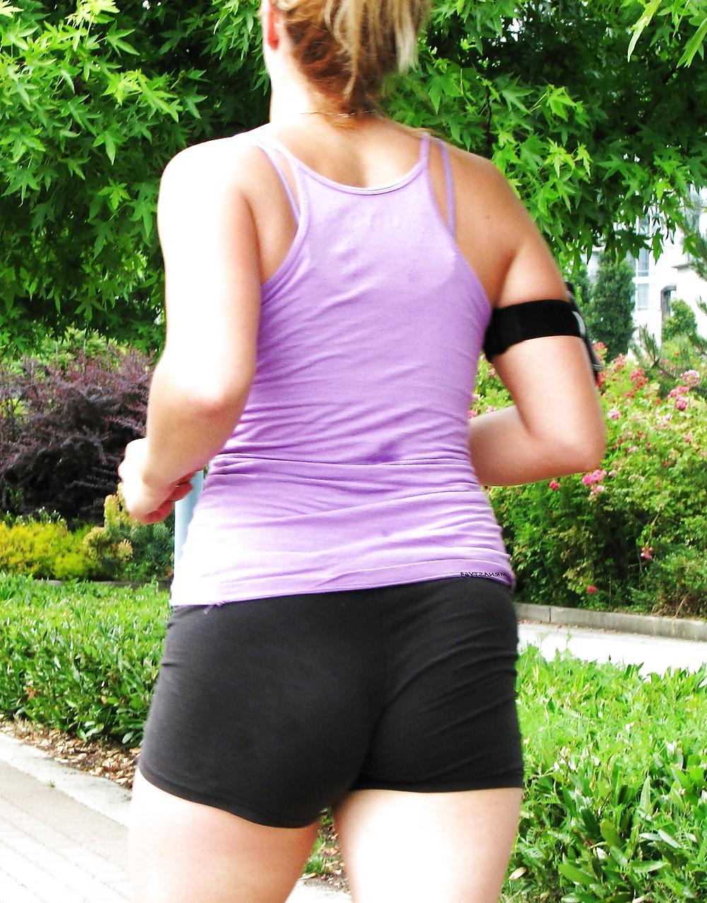 25P Hot Wives In The Streets With Nice Ass In Tight Leggings 