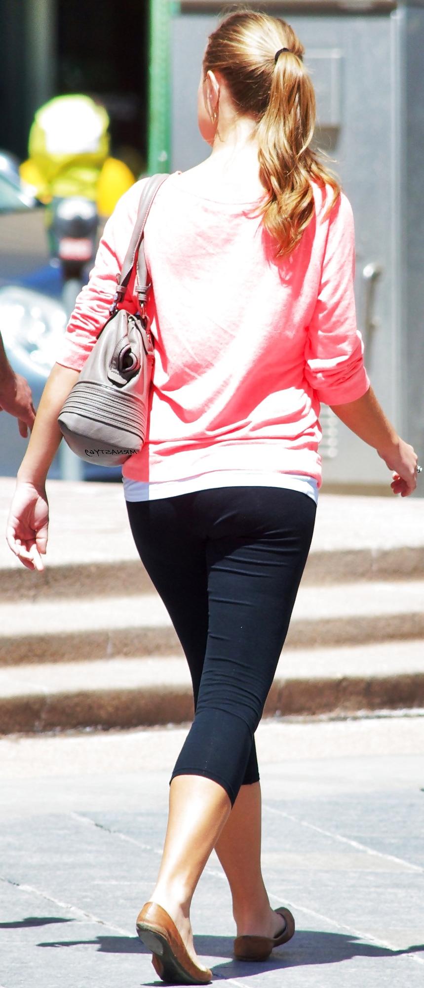 25P Hot Wives In The Streets With Nice Ass In Tight Leggings 