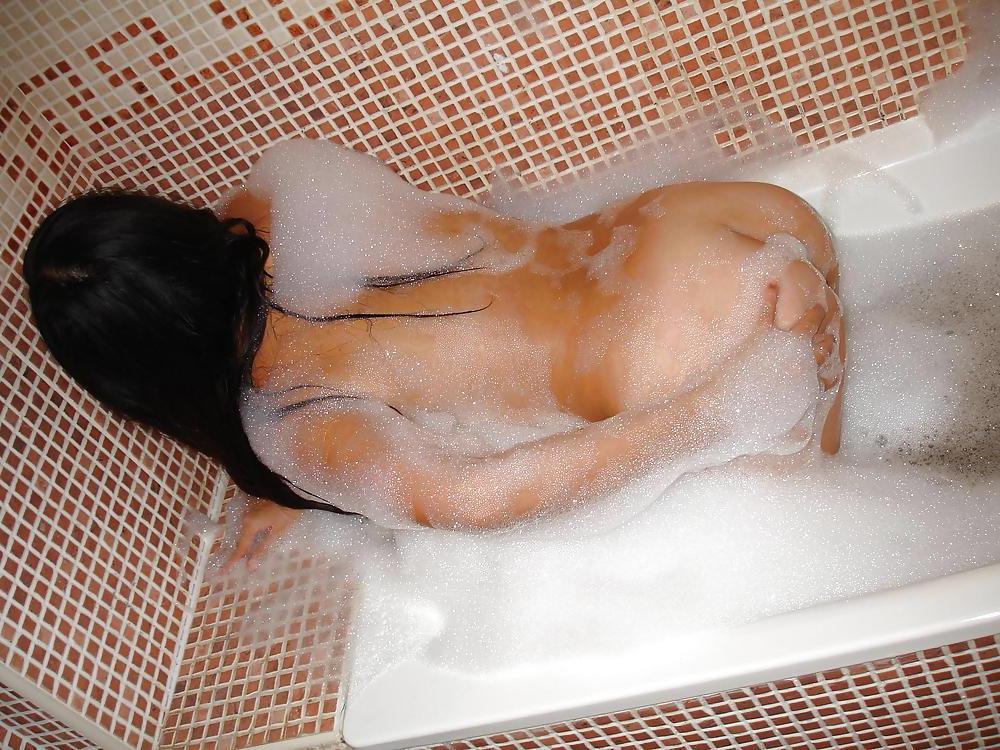 6P Do you want to have a bath with her??