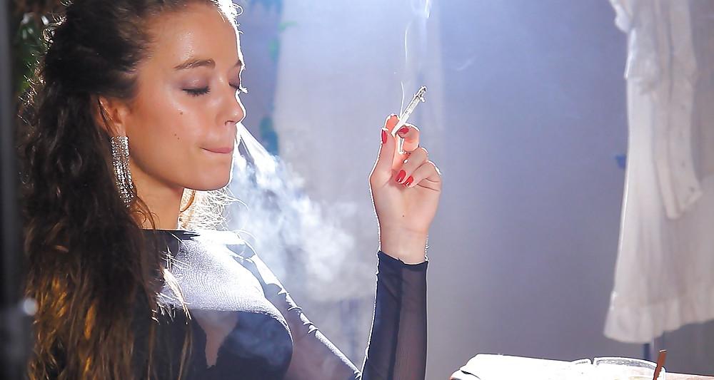24P Glamour Smoking: Alejandra