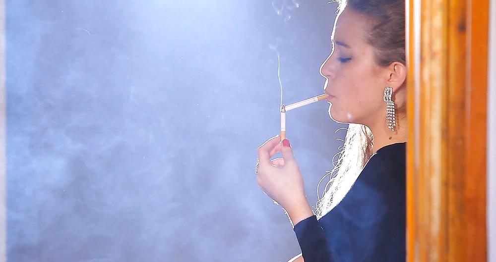 24P Glamour Smoking: Alejandra