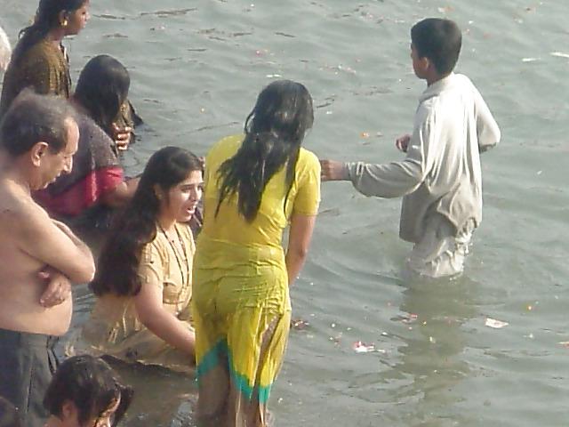 25P INDIAN BATHING WOMANS