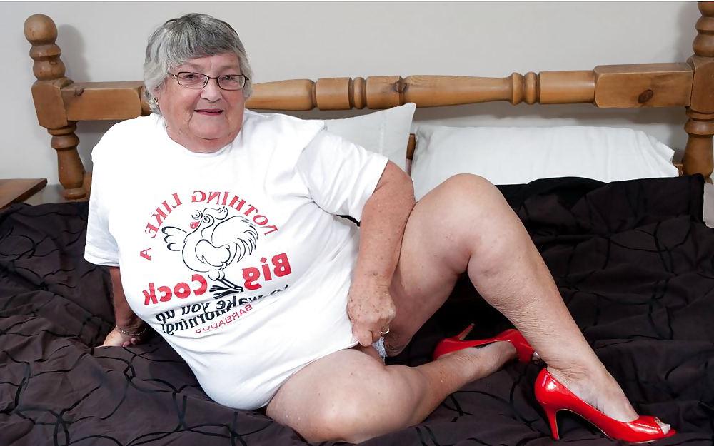16P Granny play with herself.