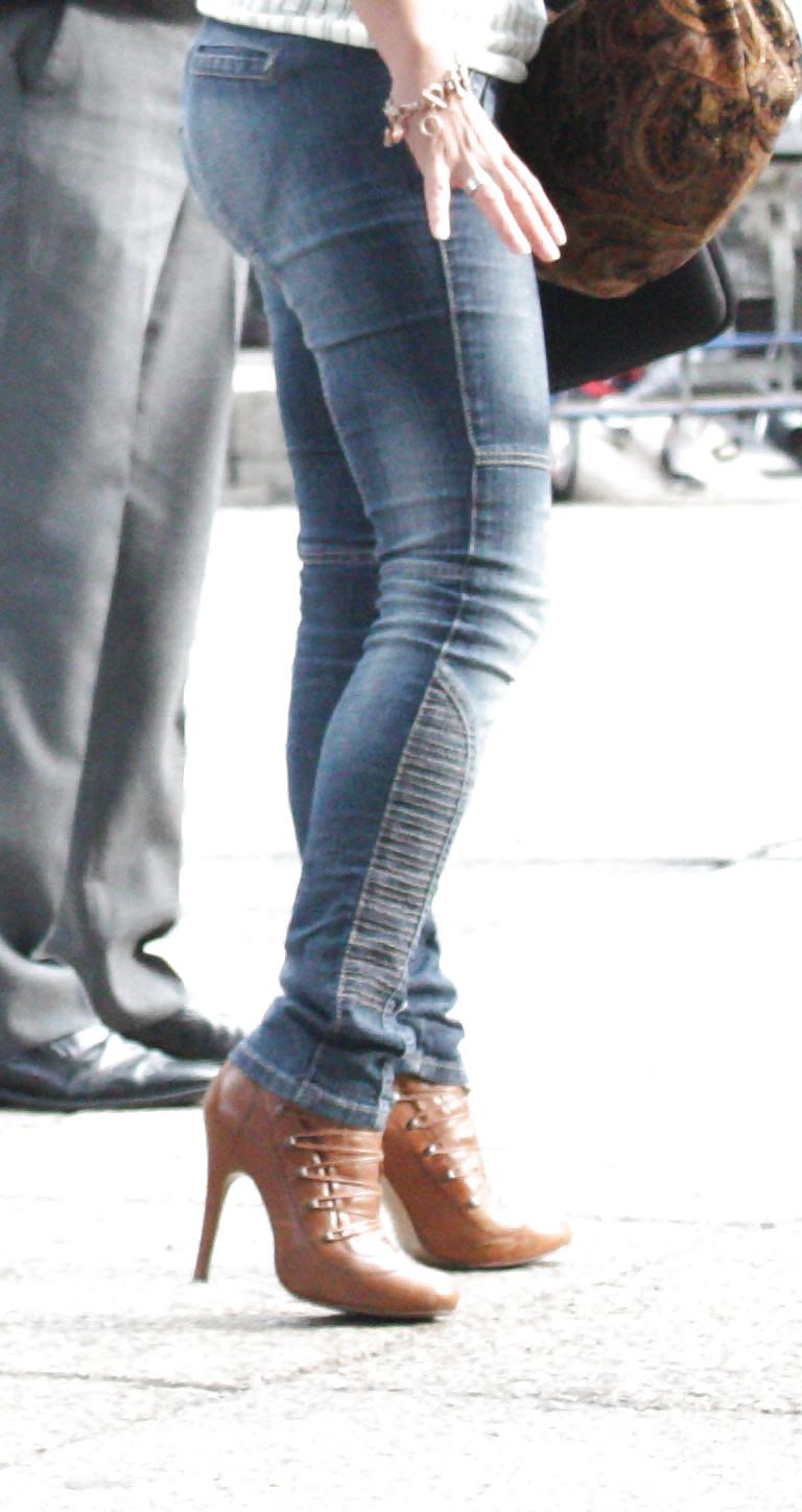 25P Milf in thight jeans