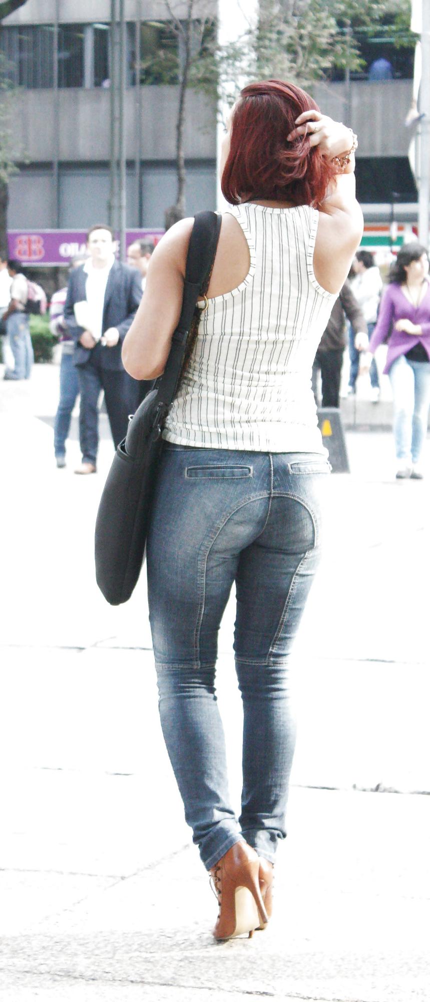 25P Milf in thight jeans