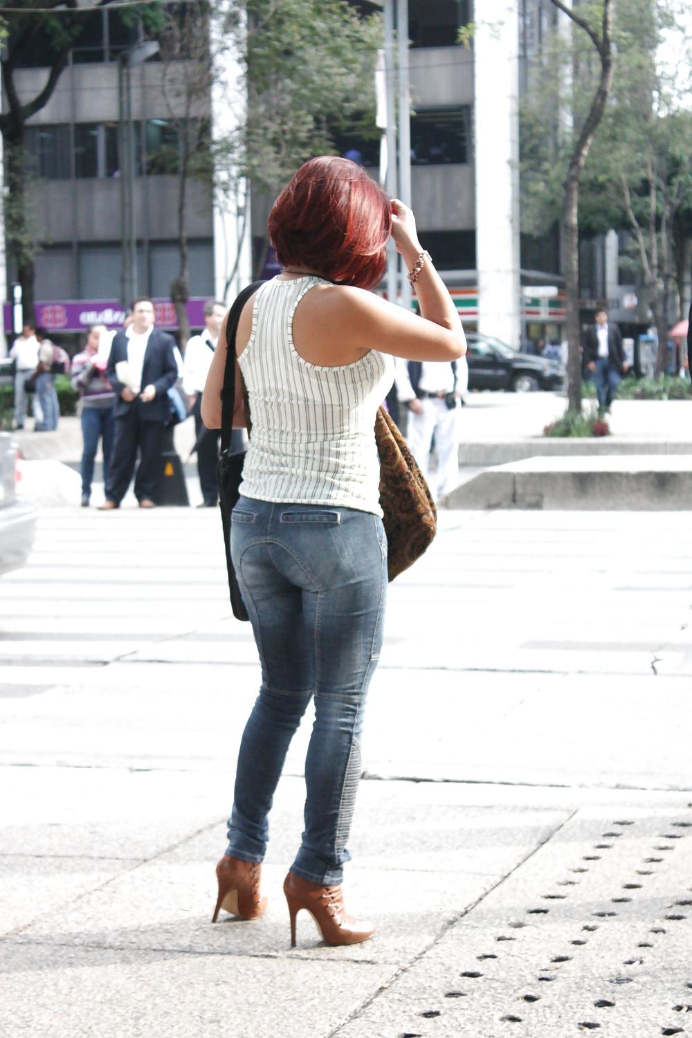 25P Milf in thight jeans