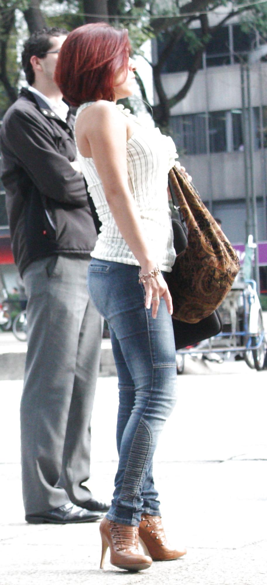 25P Milf in thight jeans