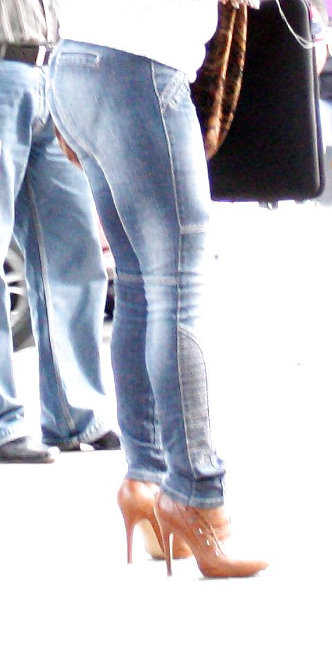 25P Milf in thight jeans