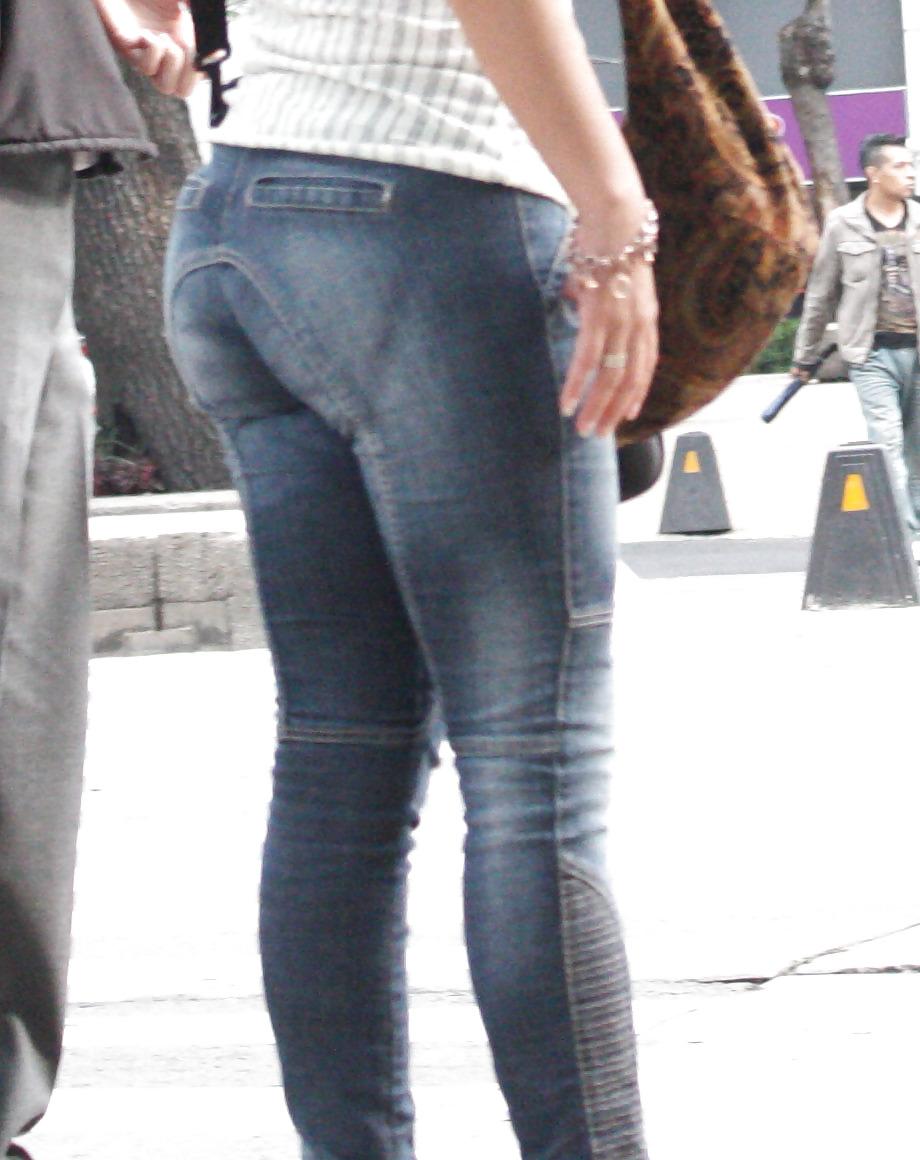 25P Milf in thight jeans