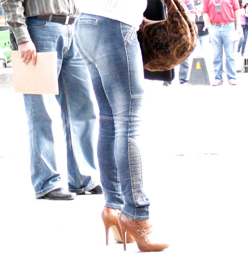 25P Milf in thight jeans