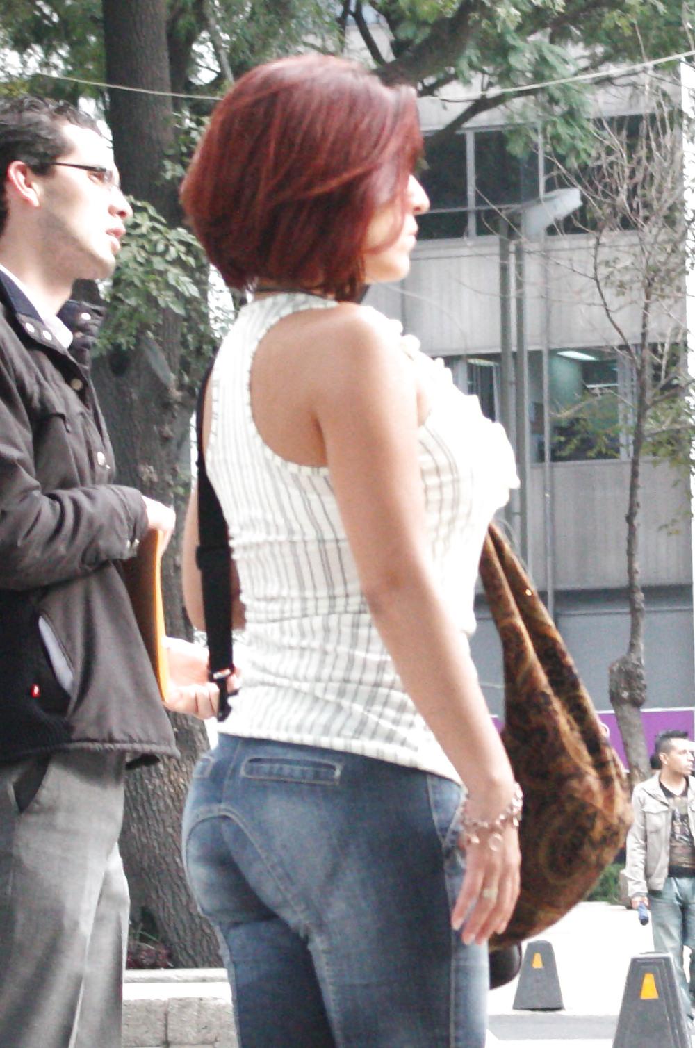 25P Milf in thight jeans