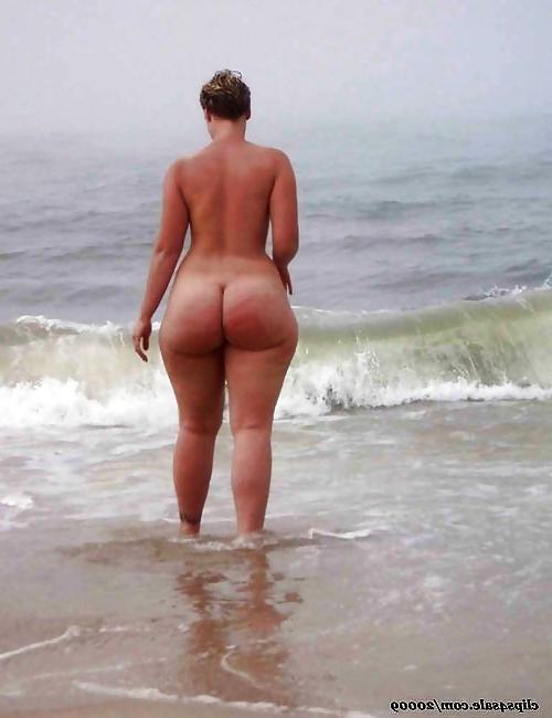 15P Big-assed women showing it off
